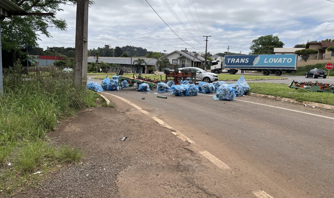 Por volta das 12h de quinta-feira (03), um acidente bloqueou o acesso à Getúlio Vargas, no trevo norte. A carreta seguia sentido Passo Fundo