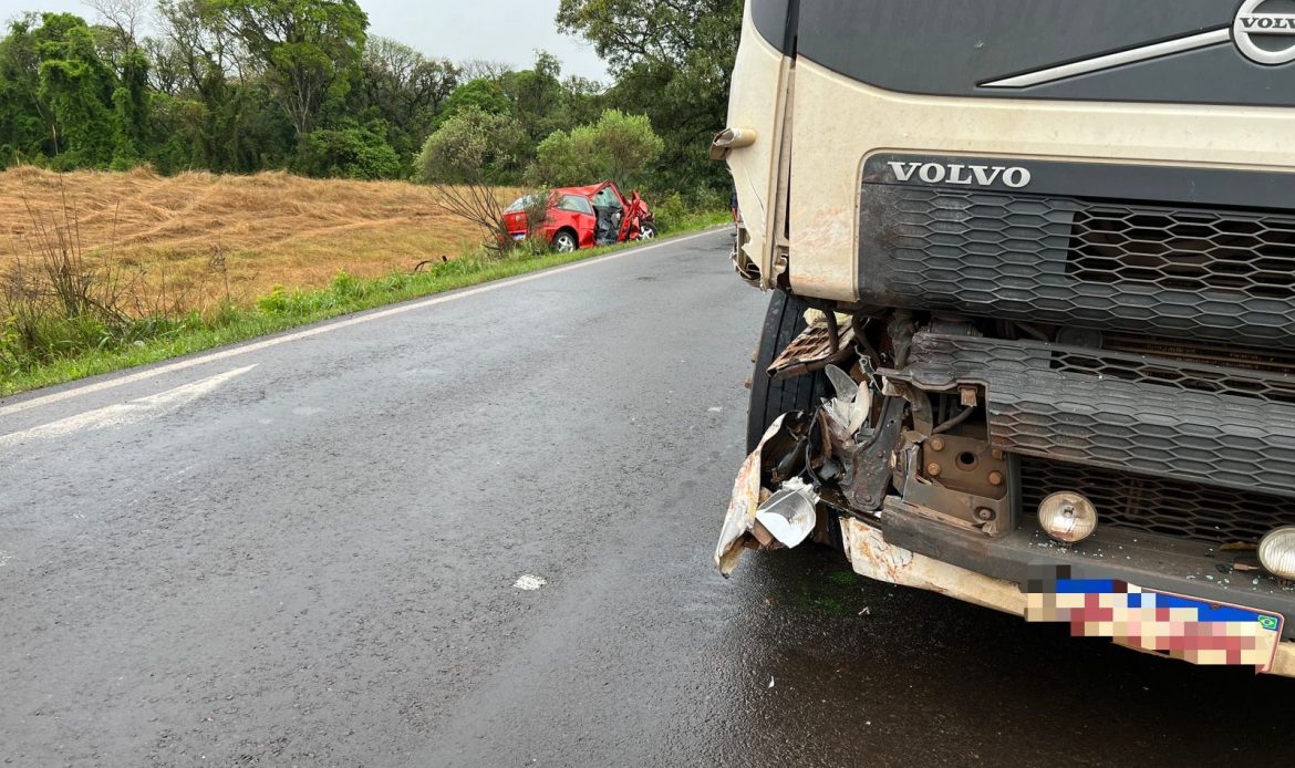 Por volta das 5h50 desta sexta-feira (11), um grave acidente de trânsito deixou uma pessoa morta na ERS-135, em Estação