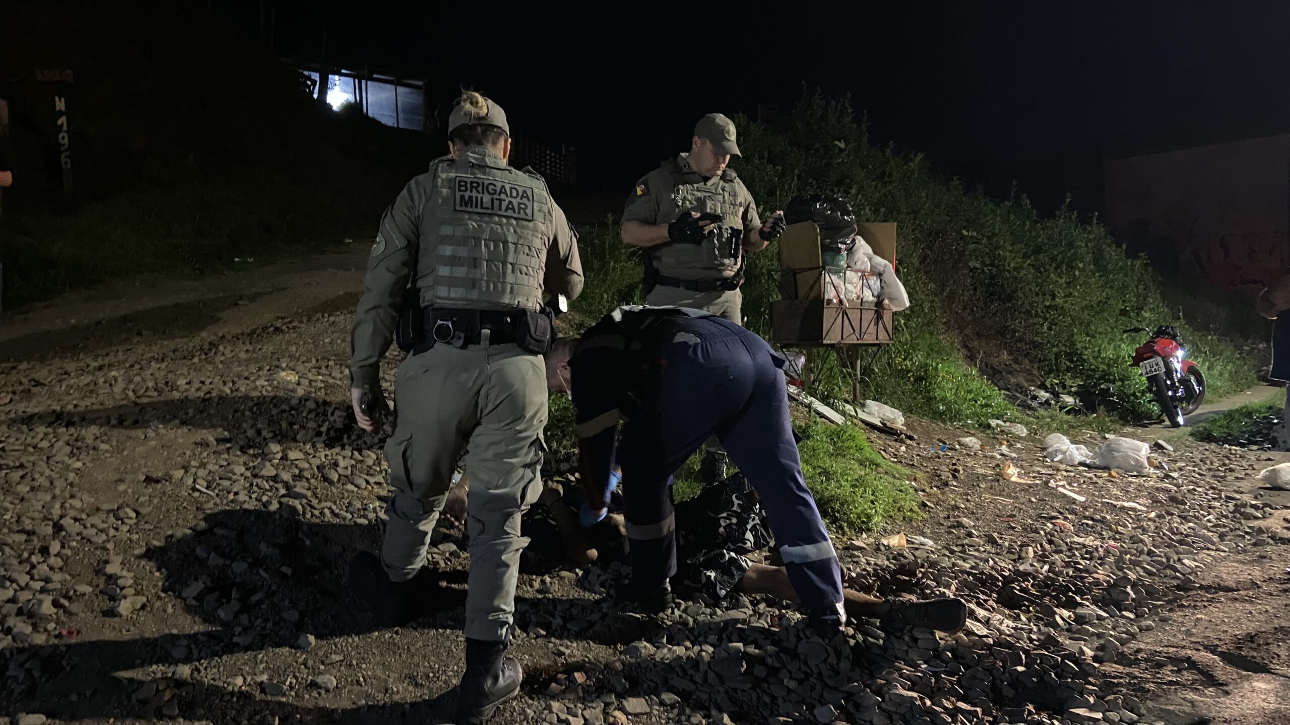Na noite deste domingo (20), uma ocorrência mobilizou as equipes de segurança de Passo Fundo, onde um homem foi ferido por golpes de faca