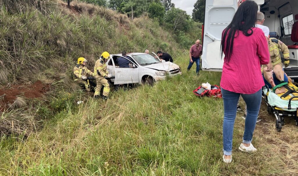 Um grave acidente de trânsito deixou três pessoas feridas por volta das 14h deste sábado, 02, na RS-475, em Getúlio Vargas