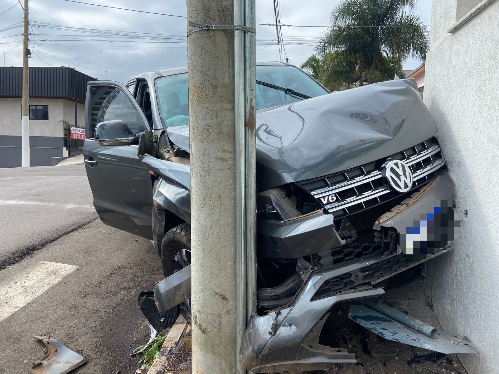 Na tarde desta quinta-feira (21), uma colisão deixou uma pessoa ferida, na Vila Annes. A Amarok teria invadido a preferencial do Ora 02 