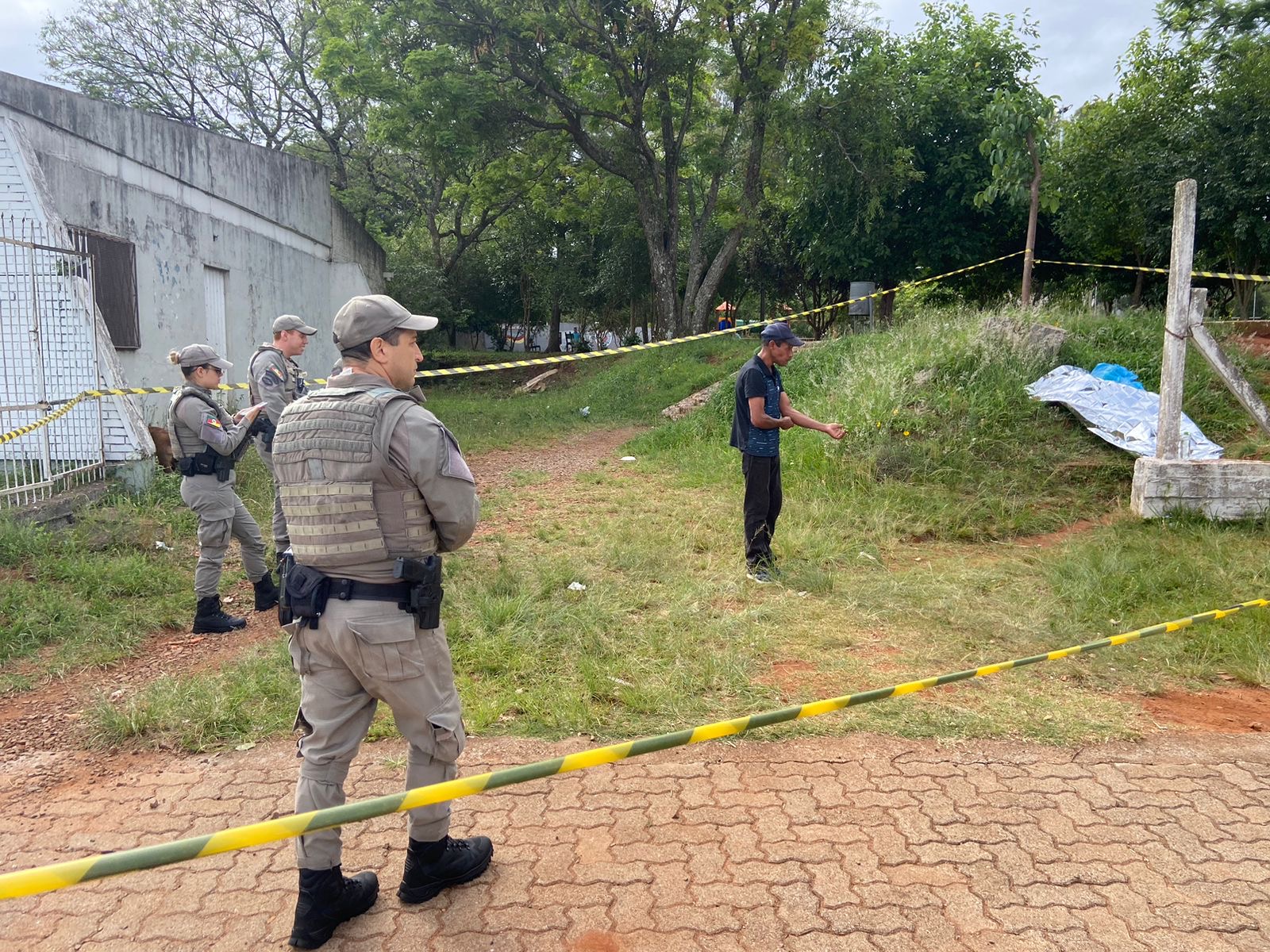 Na manhã desta segunda-feira (18), um corpo foi encontrado, na praça da Cohab I, em Passo Fundo. A vítima é uma mulher de 40 anos