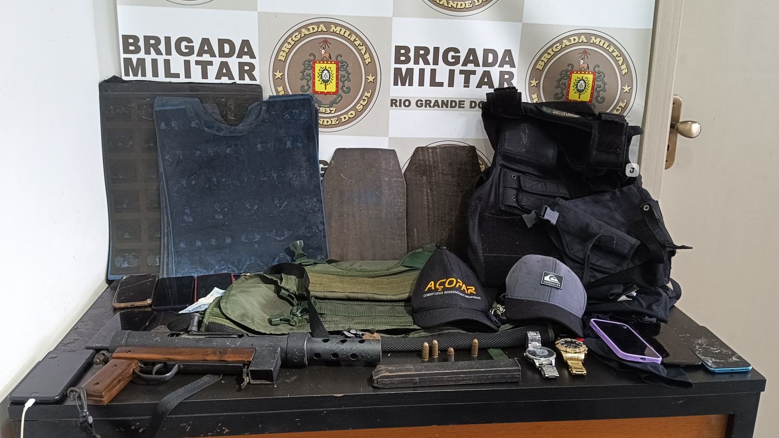 Brigada Militar através do 3°RPMon prende seis homens por roubo a transportadora em Passo Fundo