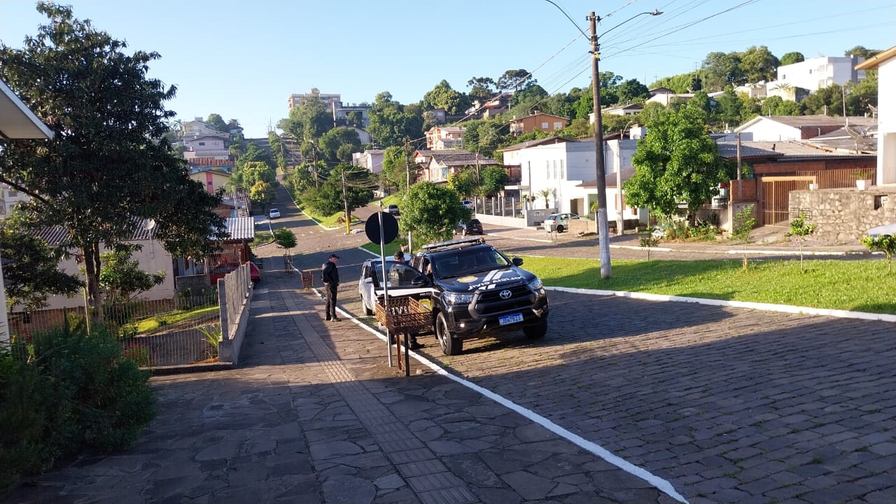 Na manhã desta quarta-feira, 13 de novembro de 2024, a Delegacia de Polícia de Guaporé, com o apoio de policiais civis de Serafina Corrêa, Casca, Marau e Passo Fundo, deflagrou a Operação Tele 307
