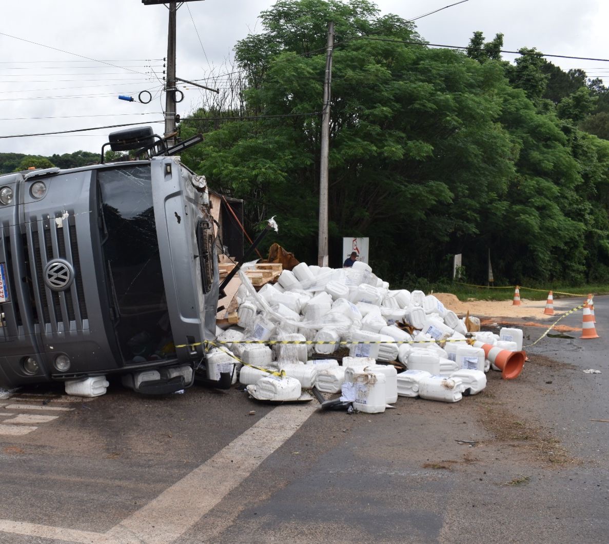 3º BABM da Brigada Militar atende acidente de trânsito com vazamento de produtos químicos em Getúlio Vargas