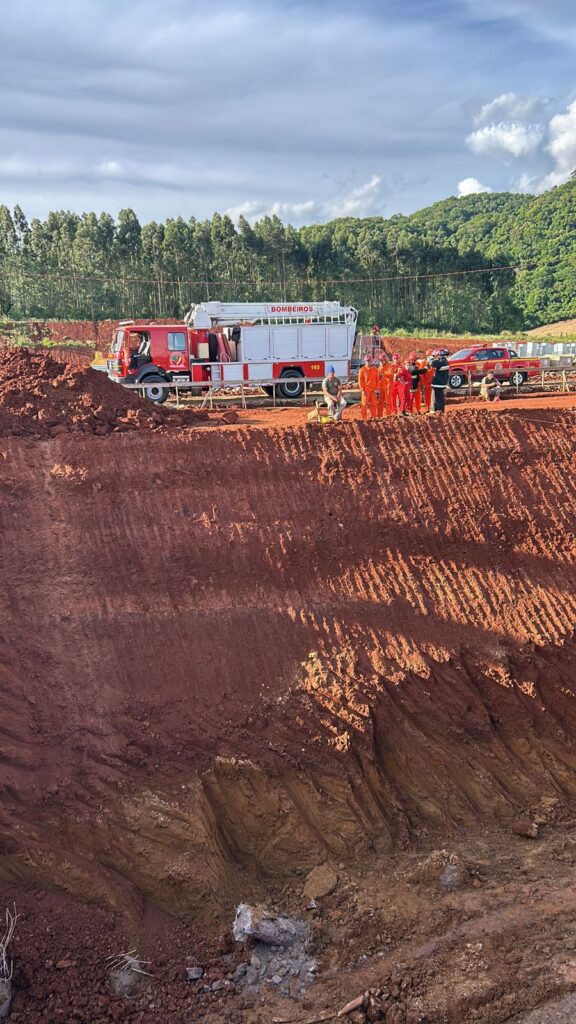 Por volta das 16h10 desta terça (05), o colapso de um estrutura de terra e concreto vitimou dois trabalhadores