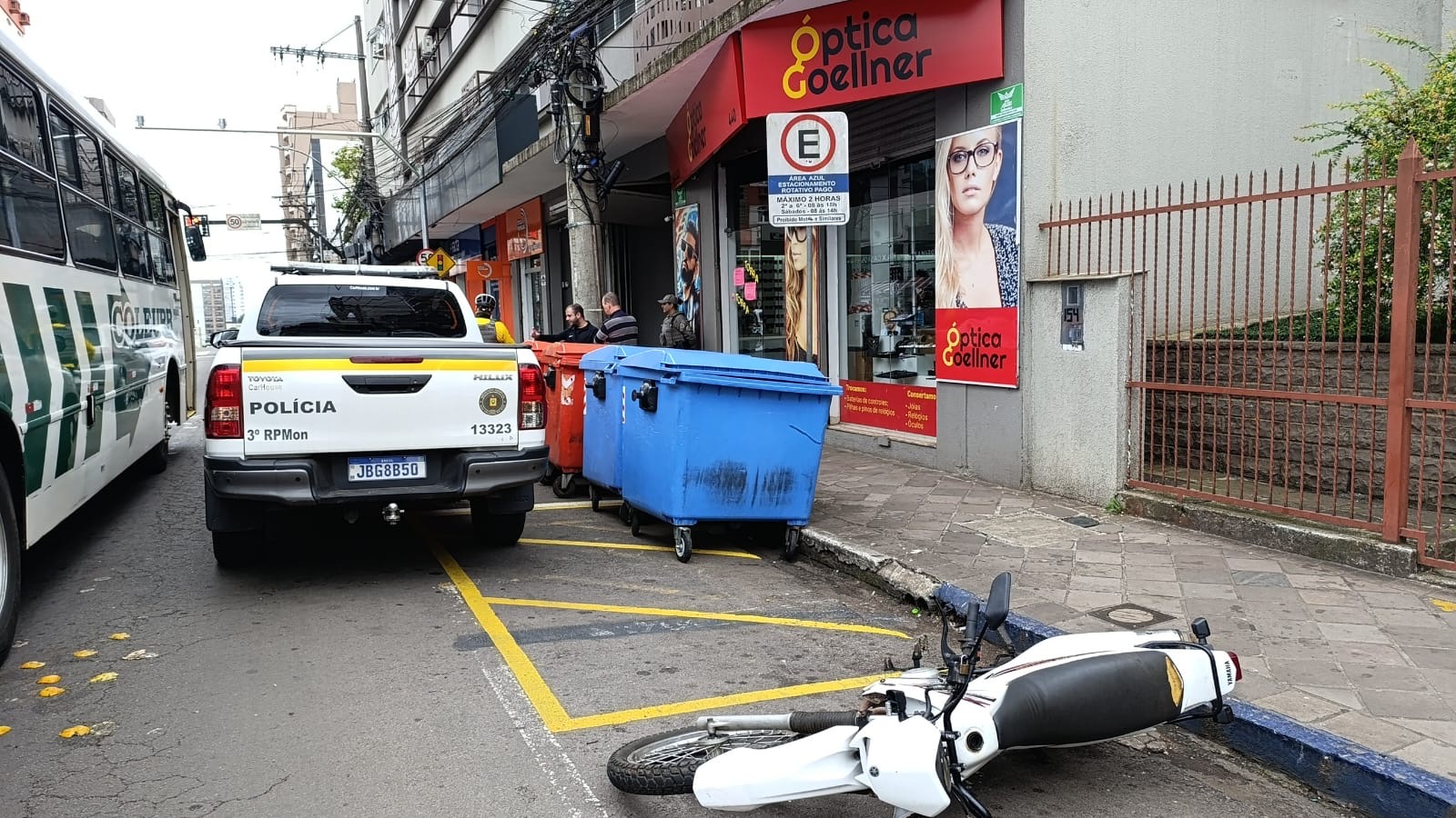 Na manhã desta terça-feira (12), uma tentativa de assalto acabou sendo frustrada pelas atendentes de uma joalheria
