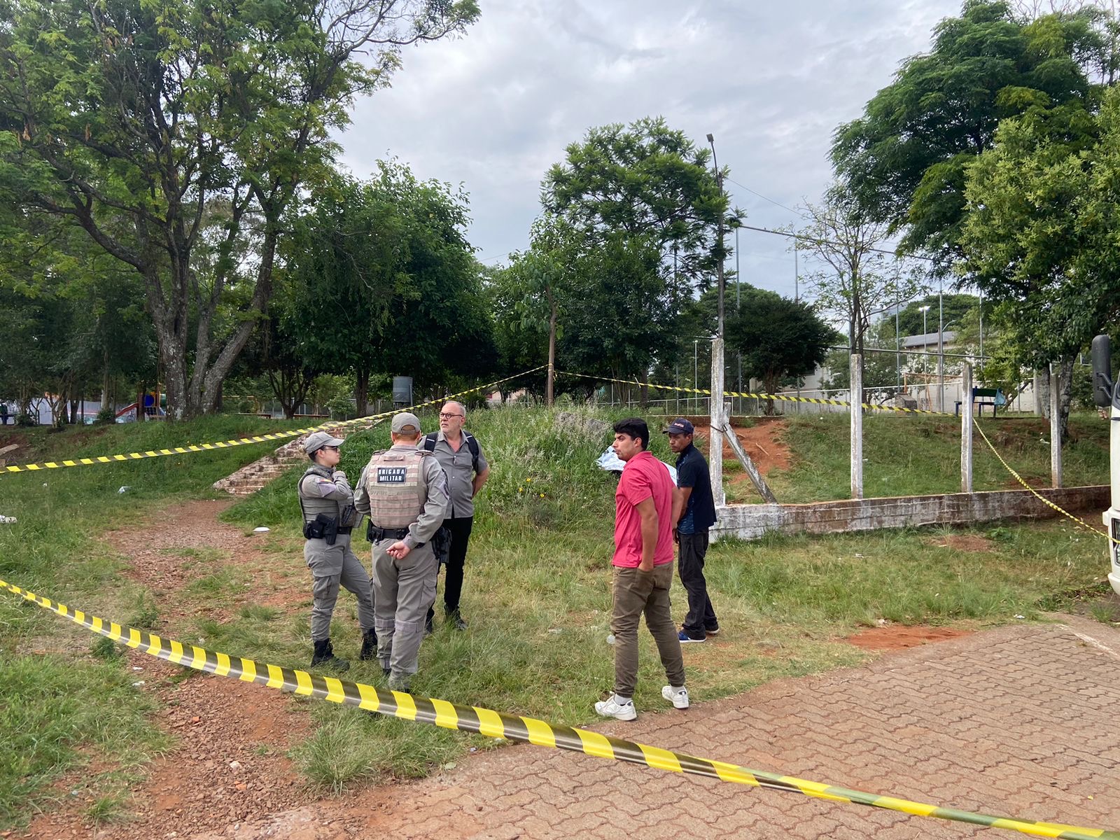 Na manhã desta segunda-feira (18), um corpo foi encontrado, na praça da Cohab I, em Passo Fundo. A vítima é uma mulher de 40 anos