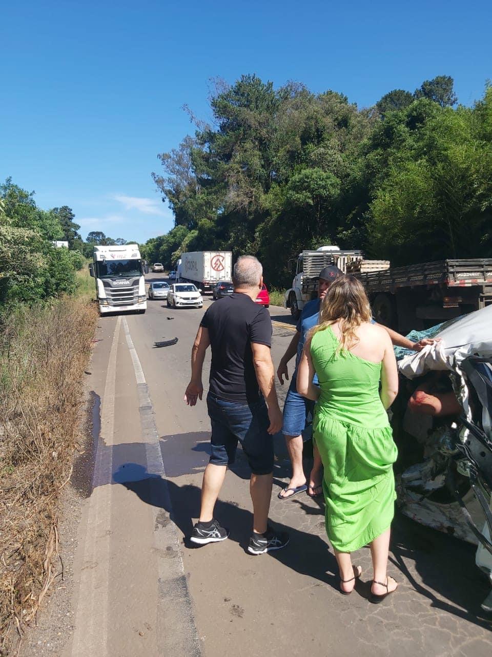 Grave acidente entre Marau e Passo Fundo, na ERS 324, localidade Passo do Chinelo é registrado, na manhã deste sábado (30).