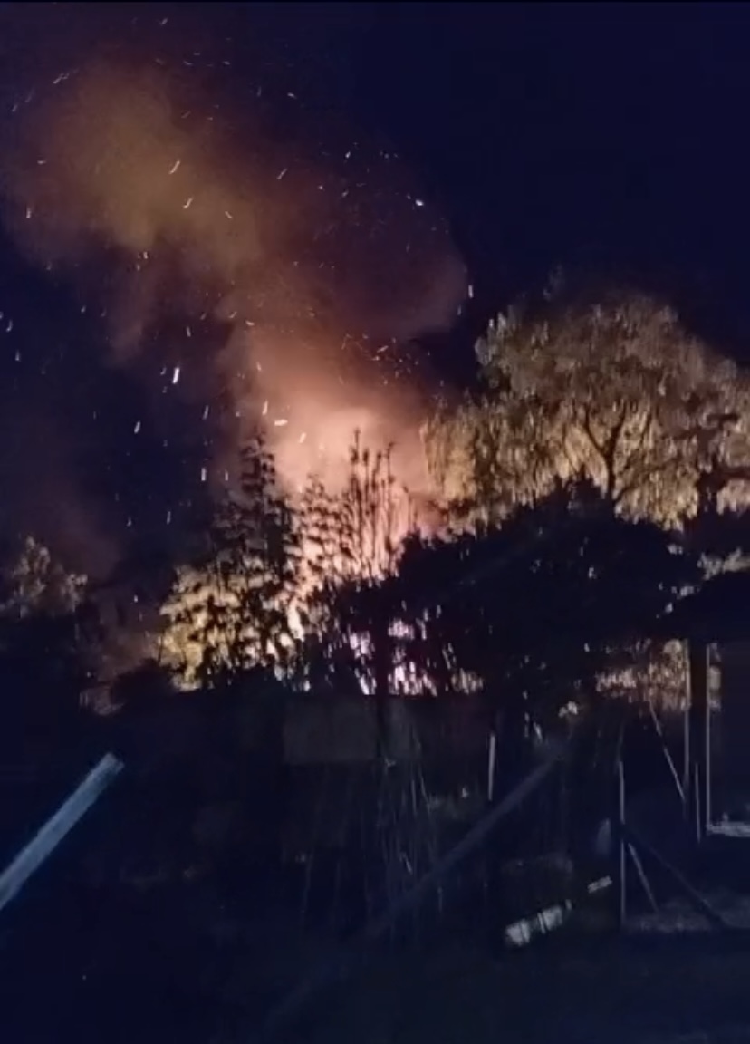 No final da noite desta quarta-feira (06), o Corpo de Bombeiros atendeu uma ocorrência de incêndio em residência, na Operária