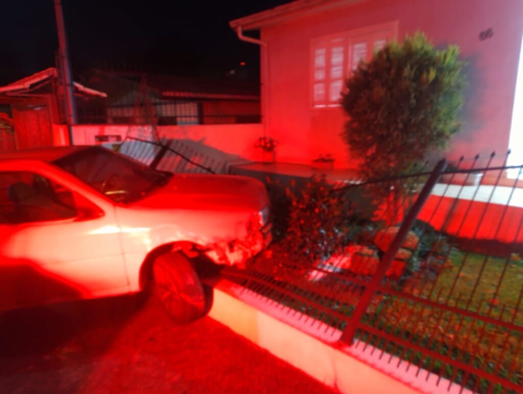 Brigada Militar atendeu uma ocorrência de dano e embriaguez ao volante em Passo Fundo. O homem foi preso em flagrante