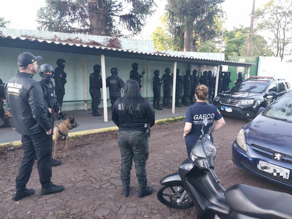 O (GAECO/MPRS) deflagrou nesta terça-feira (03) a Operação Centauro no Norte do Estado, contra uma organização criminosa