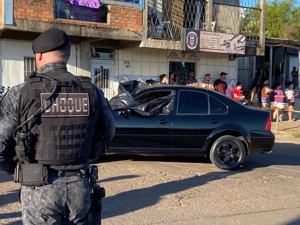 Na tarde deste domingo (29), um homem morre baleado, no bairro Valinhos em Passo Fundo. O autor e a vítima teriam uma desavença