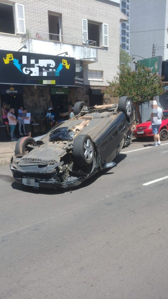 Veículo capota, após problemas mecânicos, na Vera Cruz, um VW Golf de cor preta, capotou após colidir com outros veículos que estavam na via