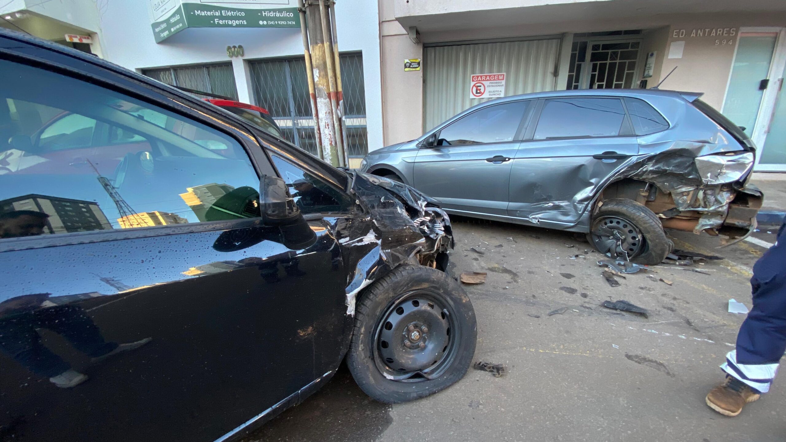 O condutor do Punto acabou fugindo, após bater seu veículo em um VW Polo que estava estacionado na via Na 7 de Setembro