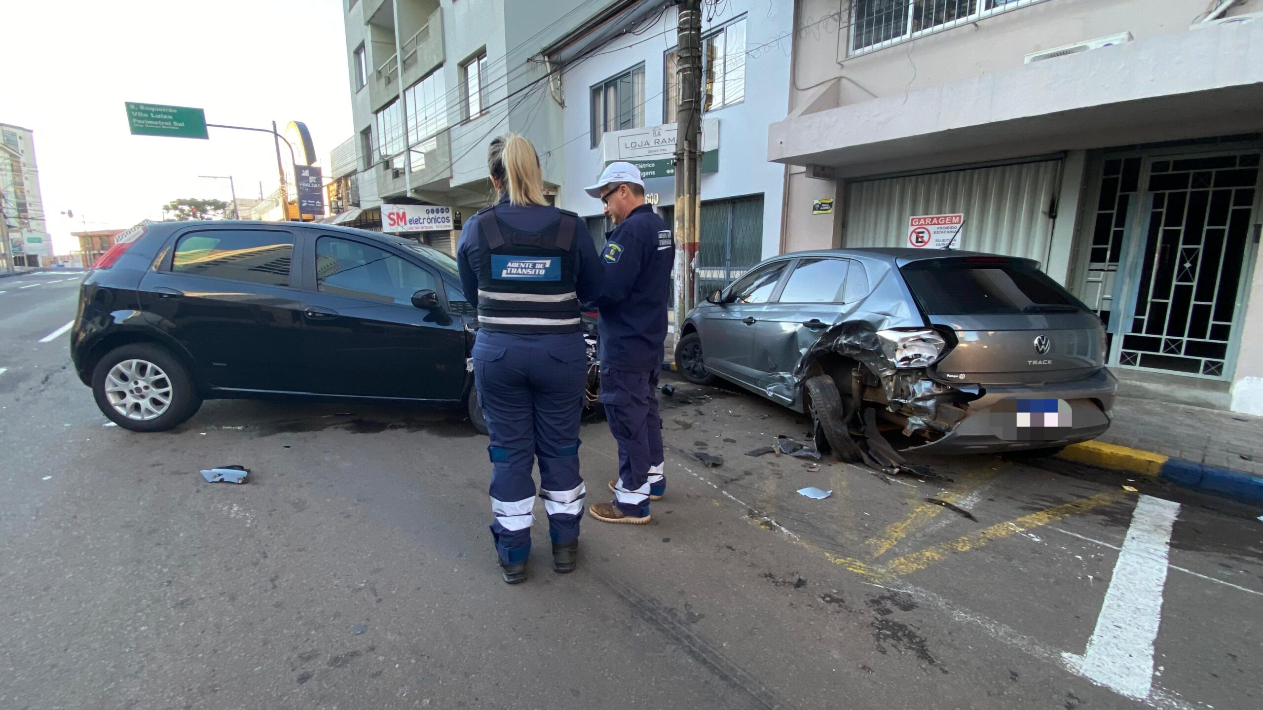 O condutor do Punto acabou fugindo, após bater seu veículo em um VW Polo que estava estacionado na via Na 7 de Setembro