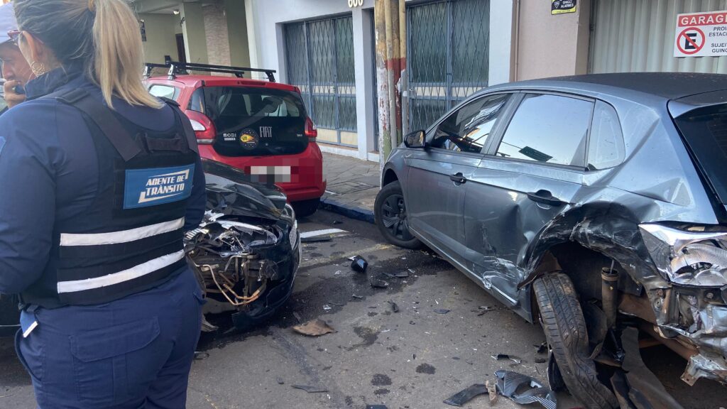 O condutor do Punto acabou fugindo, após bater seu veículo em um VW Polo que estava estacionado na via Na 7 de Setembro