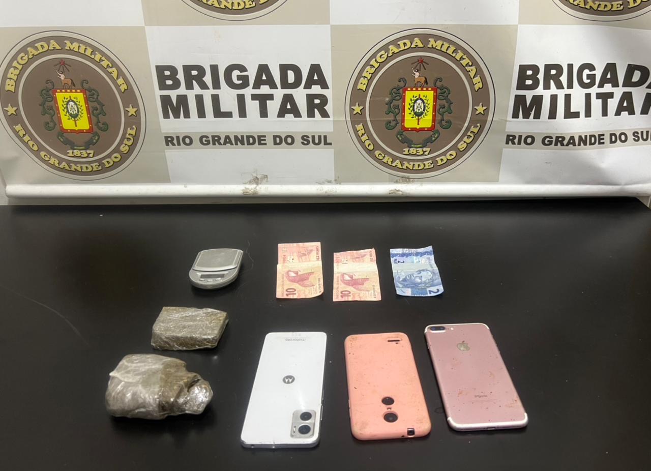 3ºBPChq prendeu um homem por tráfico de entorpecentes no bairro Manoel Corralo, em Passo Fundo, neste sábado à noite