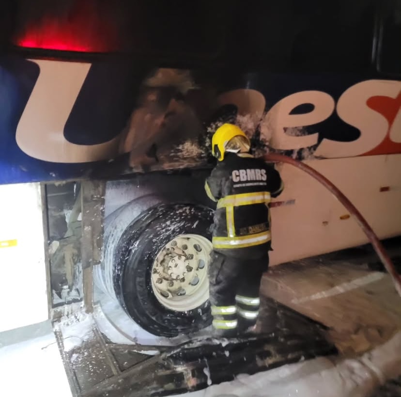 Na noite deste sábado (7), um ônibus com cerca de 40 passageiros que fazia a linha Chapecó x Passo Fundo pegou fogo