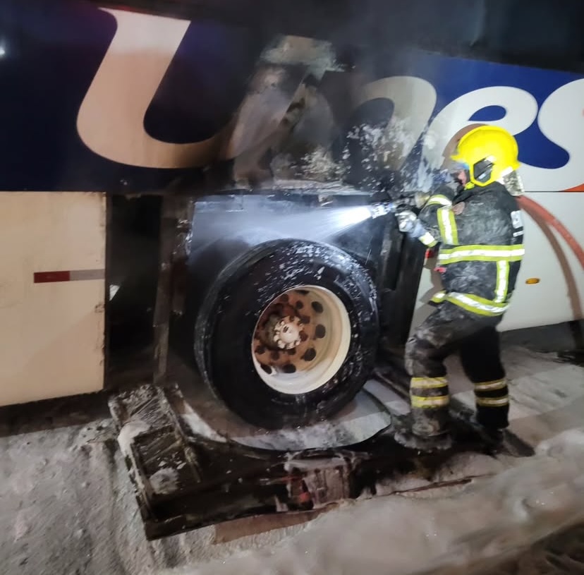 Na noite deste sábado (7), um ônibus com cerca de 40 passageiros que fazia a linha Chapecó x Passo Fundo pegou fogo