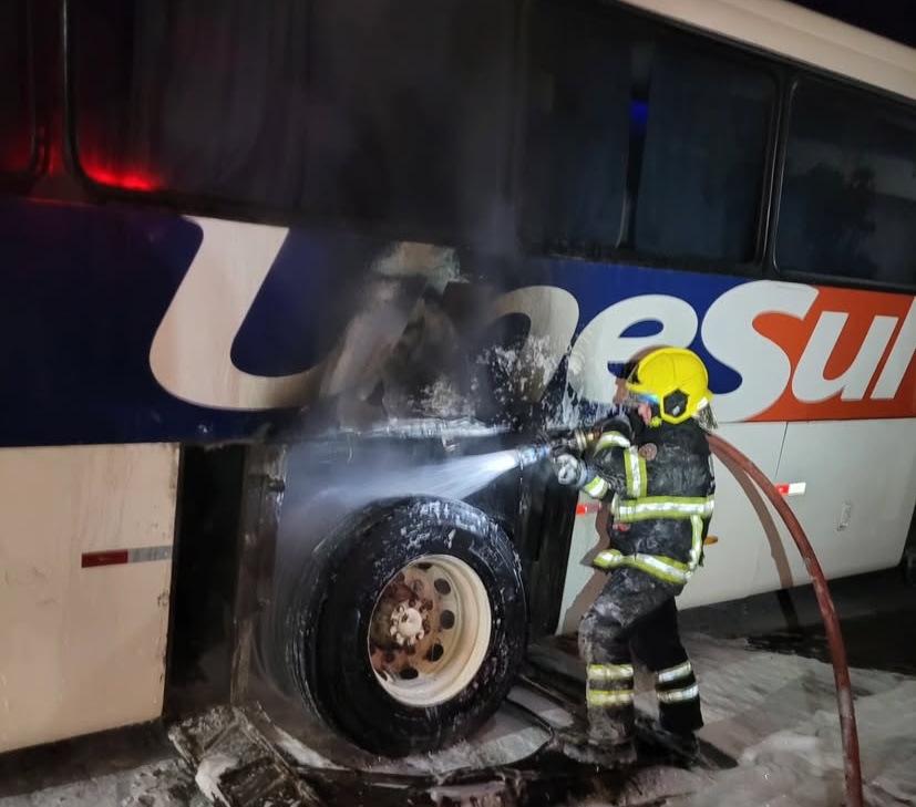 Na noite deste sábado (7), um ônibus com cerca de 40 passageiros que fazia a linha Chapecó x Passo Fundo pegou fogo