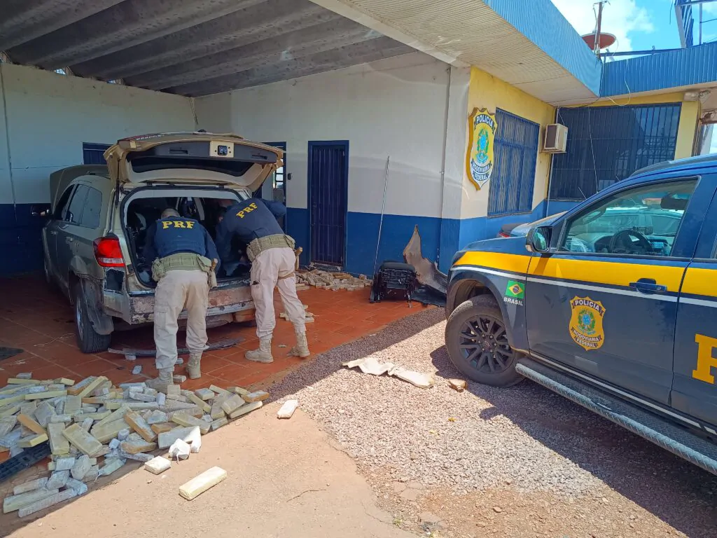 PRF prende dois homens transportando mais de 280 quilos de maconha em carro estrangeiro