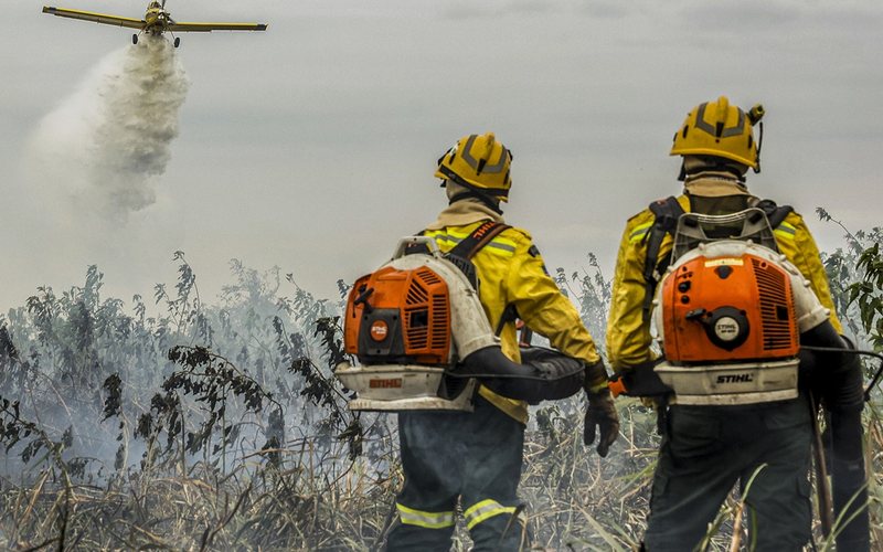 A aviação agrícola brasileira lançou 40,1 milhões de litros de água contra focos de incêndios em 2024, revela Sindag