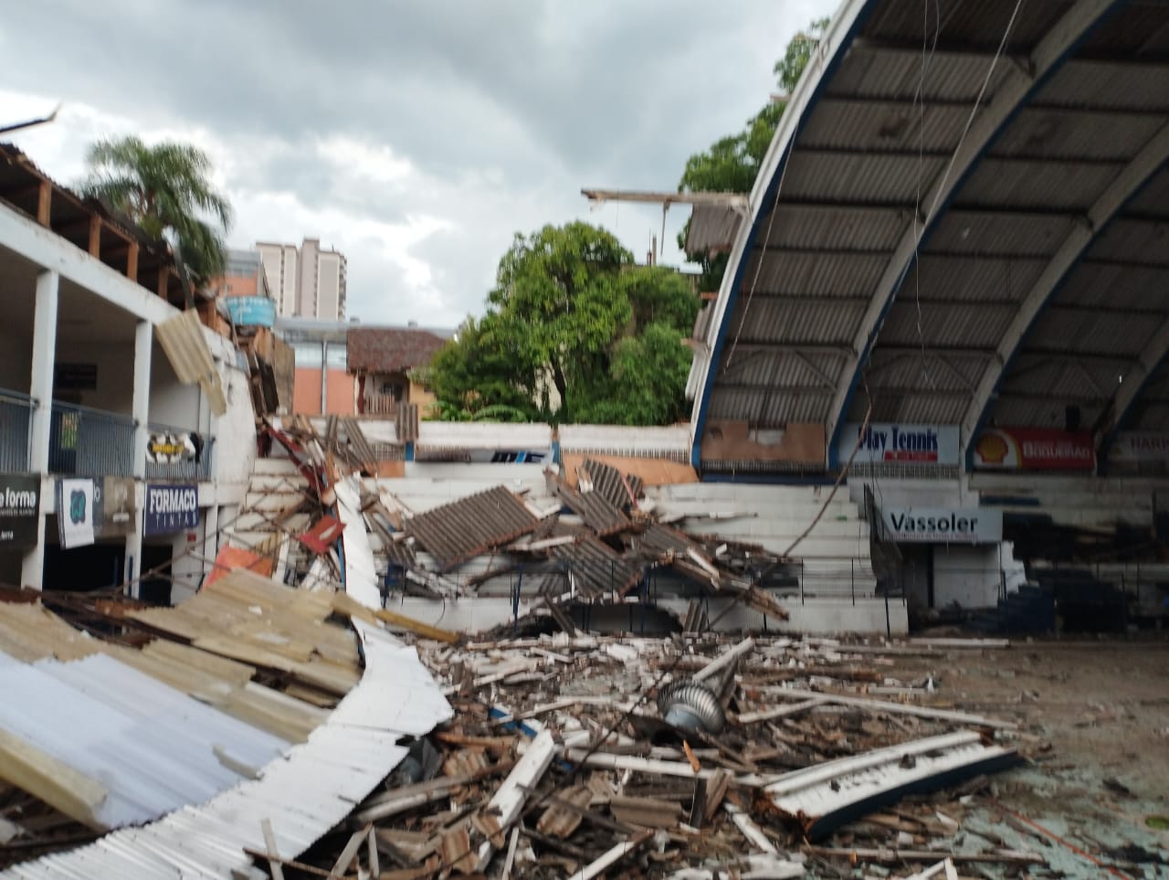 No final da tarde desta terça-feira (14), uma ocorrência de desabamento, no Ginásio do Capingui, movimentou as equipes do Corpo de Bombeiros
