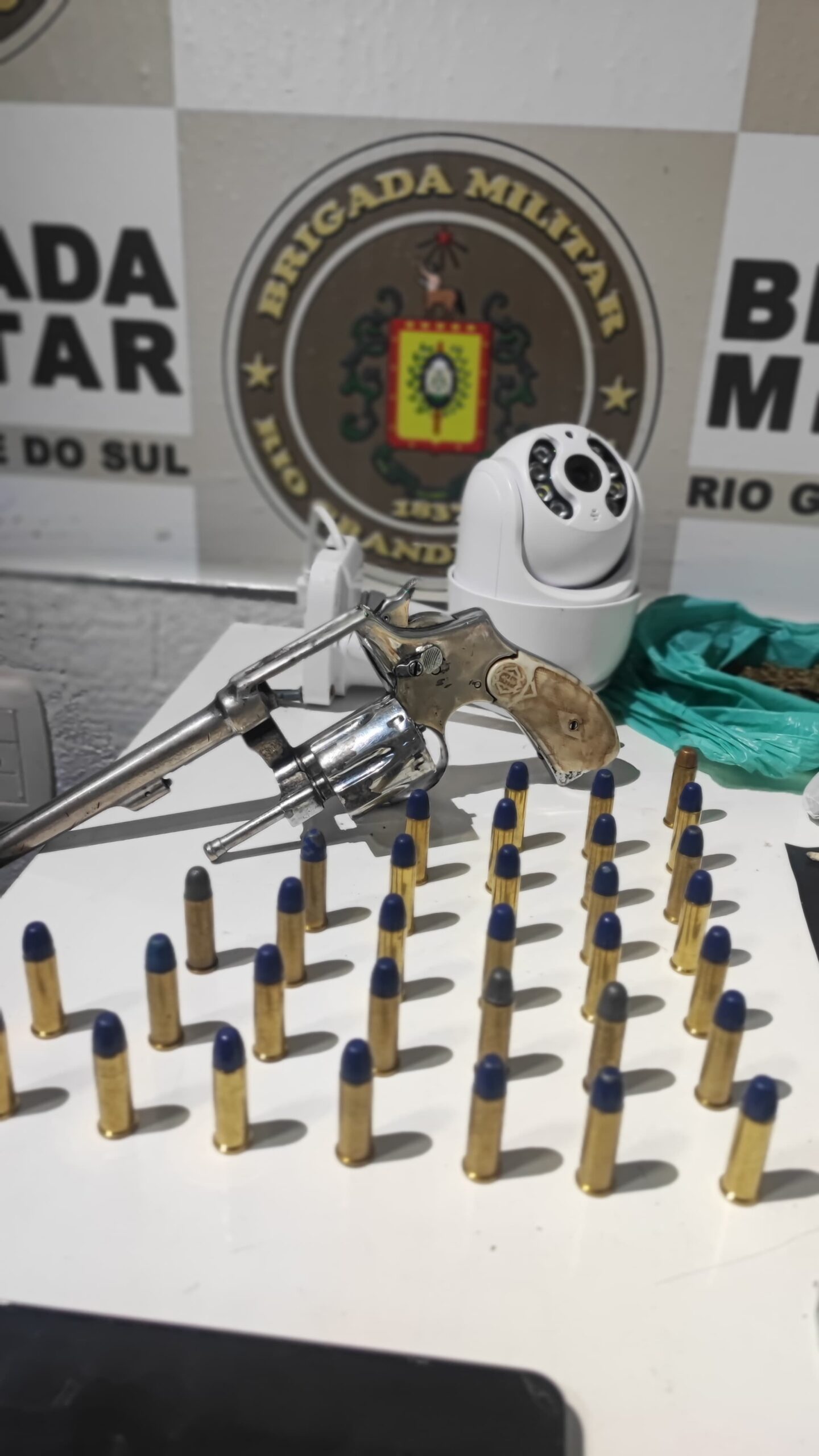 3°RPMon prendeu um homem, monitorado por tornozeleira eletrônica, por tráfico de drogas e posse ilegal de arma de fogo, em Serafina Corrêa