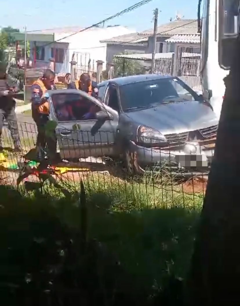 Na manhã desta sexta-feira (03), um acidente envolvendo um ônibus da Coleurb e uma carro de passeio, na Nenê Greaff