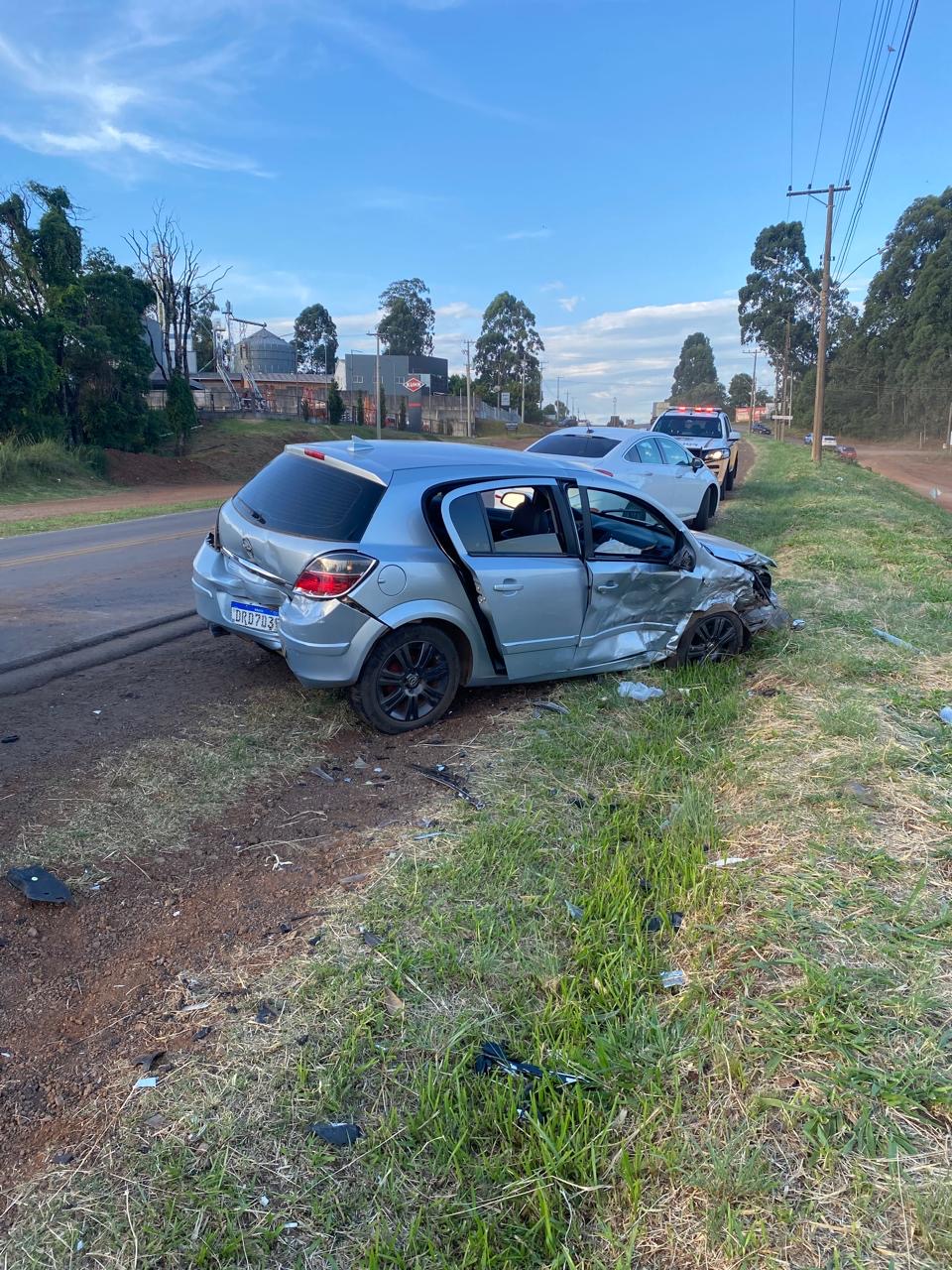 Uma colisão traseira, envolveu dois veículos deixou três pessoas feridas na tarde deste domingo na cidade de Marau