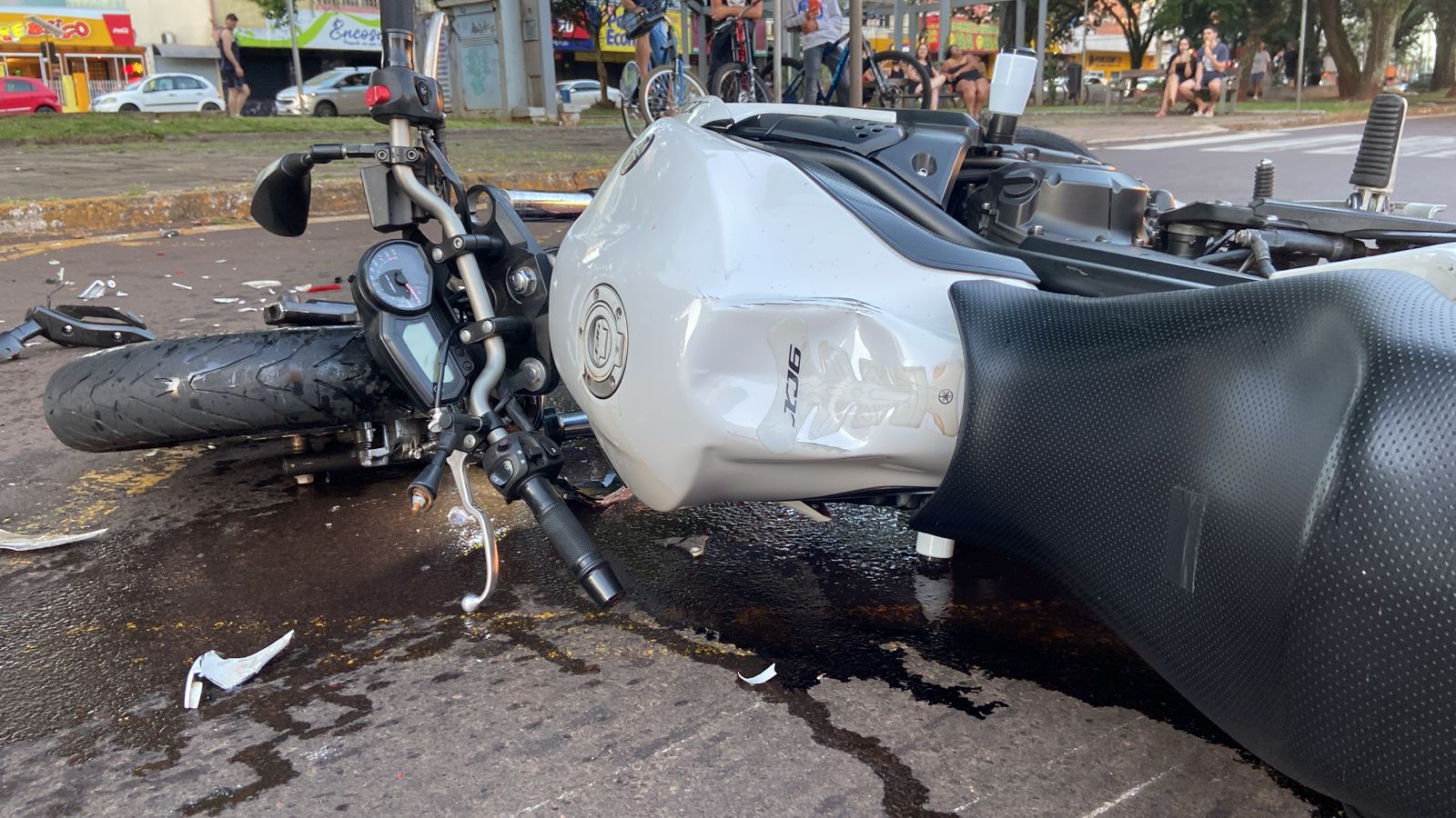 No final da tarde deste domingo (12), um jovem motociclista ficou ferido, após colidir sua moto na traseira de um carro de passeio.