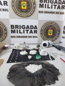 Brigada Militar, por meio da Patrulha Rural do 3° RPMon, efetuou a prisão de dois indivíduos em posse de entorpecentes