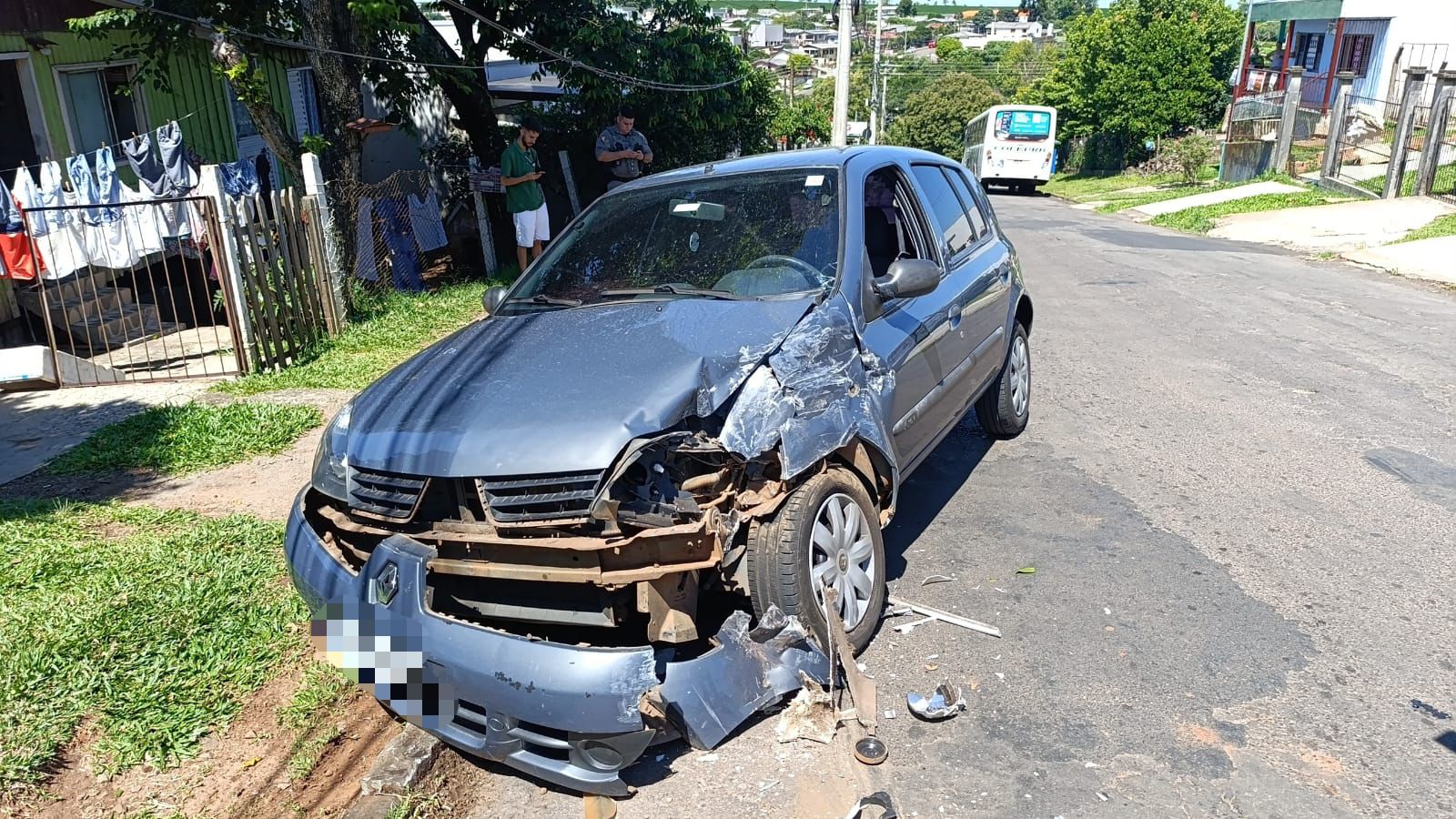 Na manhã desta sexta-feira (03), um acidente envolvendo um ônibus da Coleurb e uma carro de passeio, na Nenê Greaff