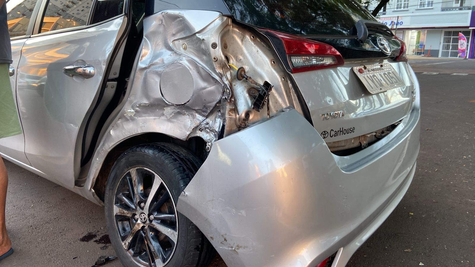 No final da tarde deste domingo (12), um jovem motociclista ficou ferido, após colidir sua moto na traseira de um carro de passeio