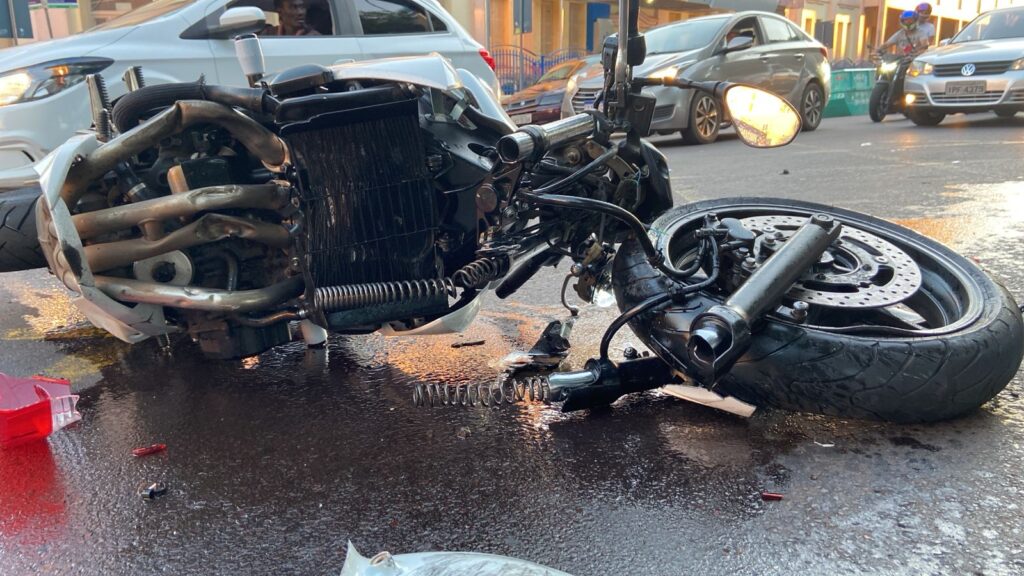 No final da tarde deste domingo (12), um jovem motociclista ficou ferido, após colidir sua moto na traseira de um carro de passeio