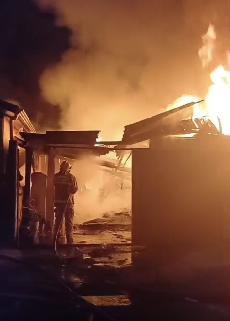 Na madrugada deste sábado (04), o Corpo de Bombeiros foi acionada após o informações de um incêndio no bairro São José, na Rua do Congresso