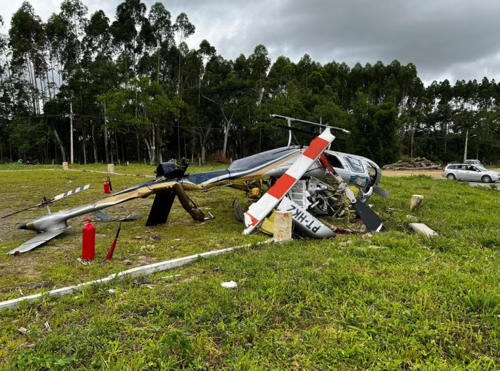 Helicóptero cai às margens da SC-414 em Penha