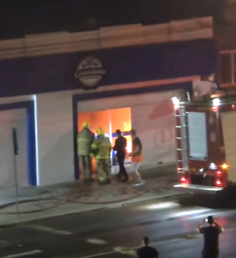 Corpo de Bombeiros foi acionado para combater um incêndio em uma sorveteria localizada na Avenida Brasil, próximo ao Colégio Fagundes