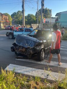 No início da noite deste domingo (12), um grave acidente de trânsito deixou uma criança de 5 anos gravemente ferida na Vila Luiza