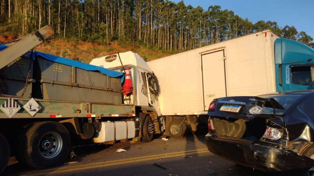 grave acidente envolvendo dois caminhões, uma carreta e quatro veículos de passeio bloqueou totalmente a BR-386, em Pouso Novo