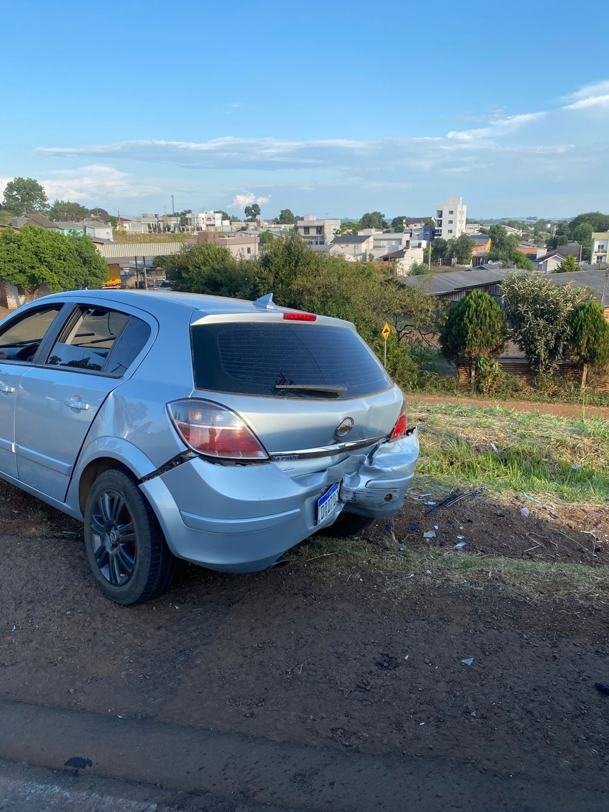 Uma colisão traseira, envolveu dois veículos deixou três pessoas feridas na tarde deste domingo na cidade de Marau