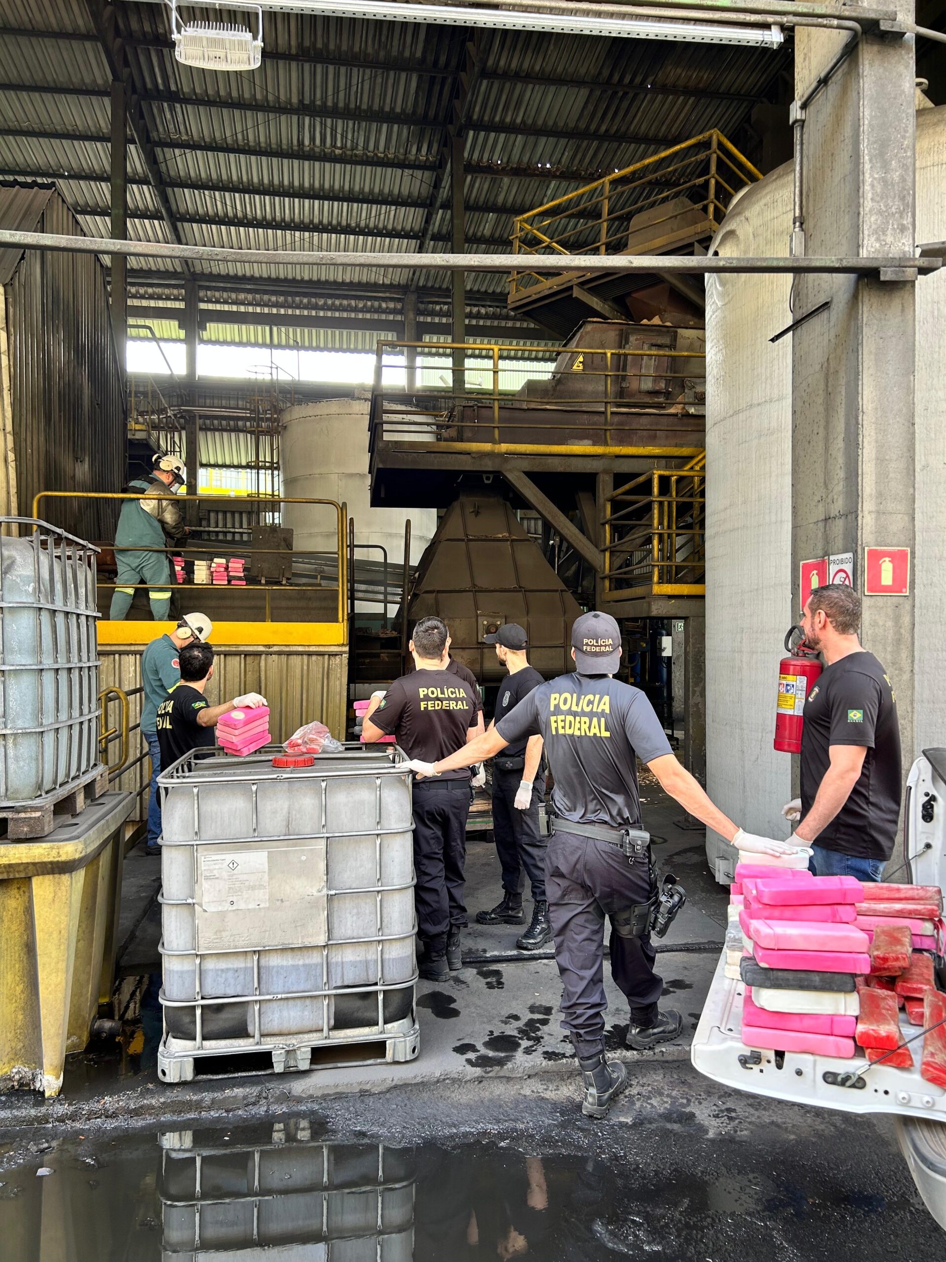 Polícia Federal incinerou nesta quinta-feira (16), com apoio da Vigilância Sanitária de Passo Fundo, cerca de 200 quilos de drogas