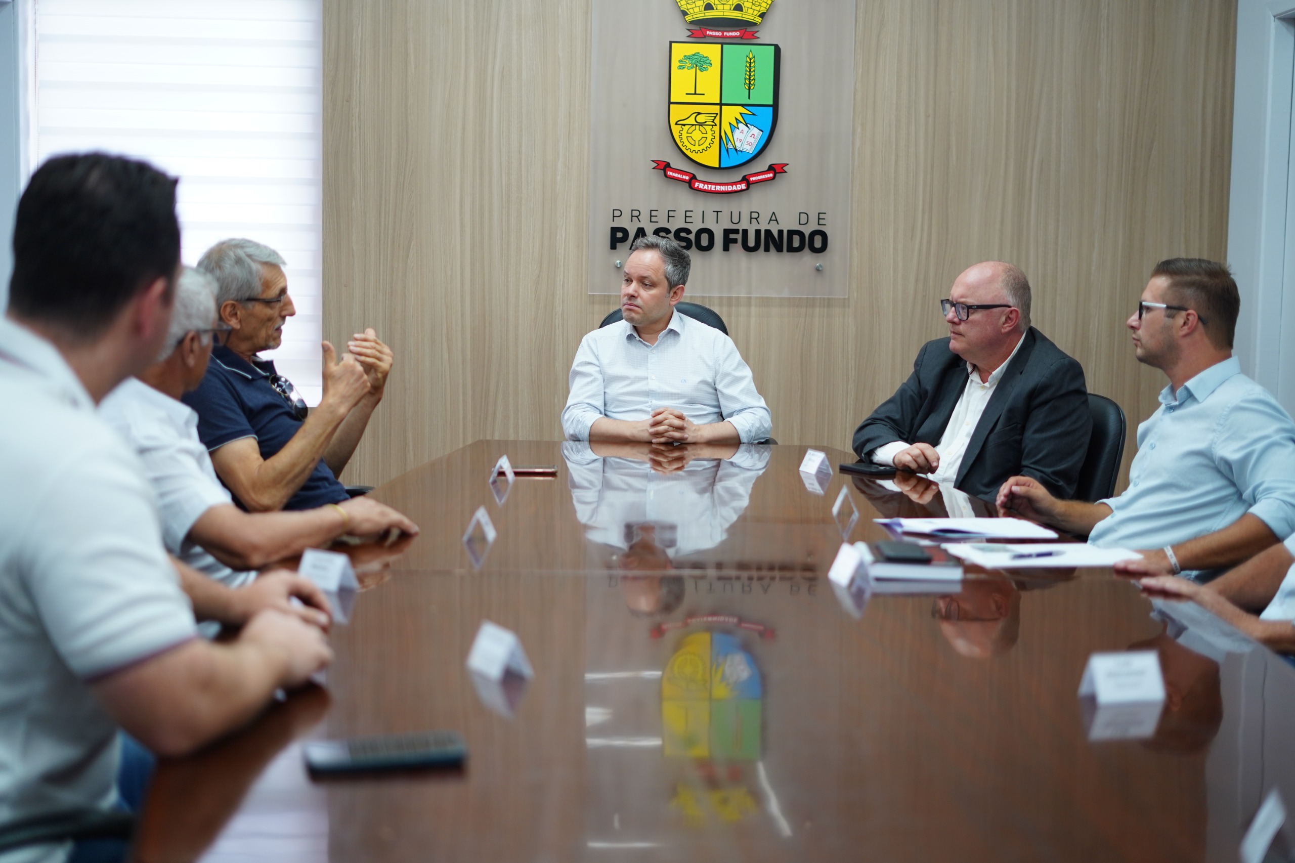 Pedro Almeida autorizou a pavimentação asfáltica no acesso ao Aeroclube de Passo Fundo. Participaram do encontro a diretoria do Aeroclube