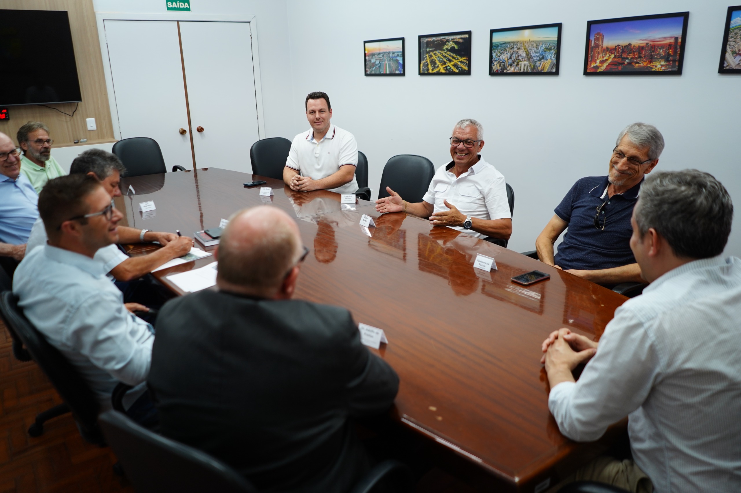 Pedro Almeida autorizou a pavimentação asfáltica no acesso ao Aeroclube de Passo Fundo. Participaram do encontro a diretoria do Aeroclube