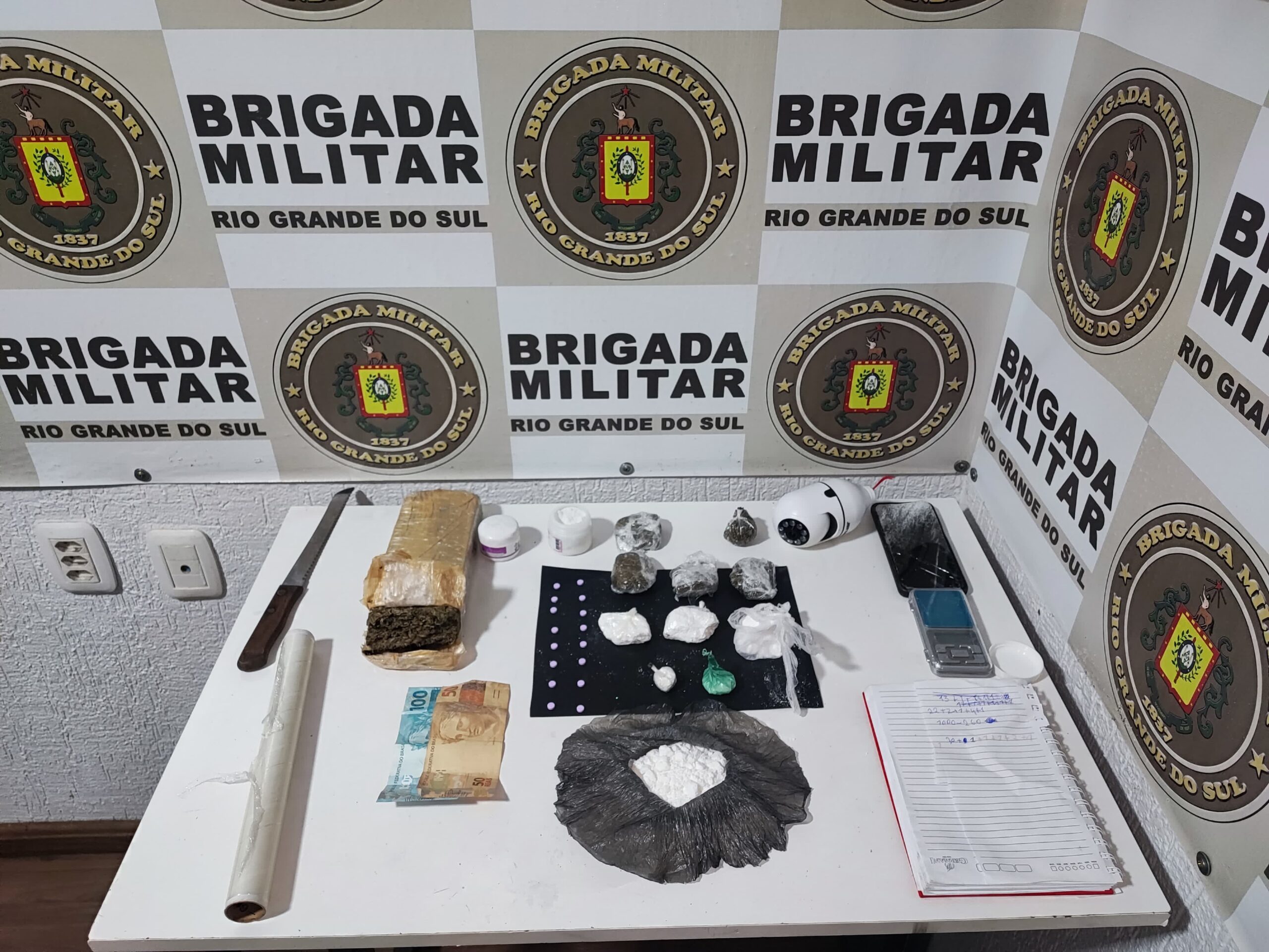 Brigada Militar, por meio da Patrulha Rural do 3° RPMon, efetuou a prisão de dois indivíduos em posse de entorpecentes