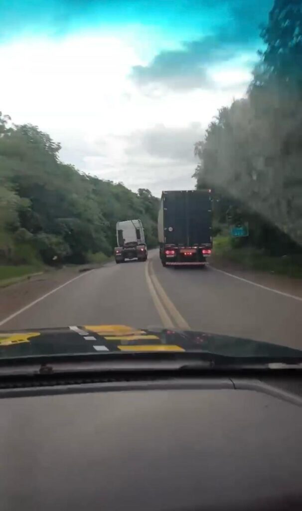 Na tarde desta terça-feira (27), a Polícia Rodoviária Federal apreendeu mais de 400 quilos de maconha que estavam em um caminhão.