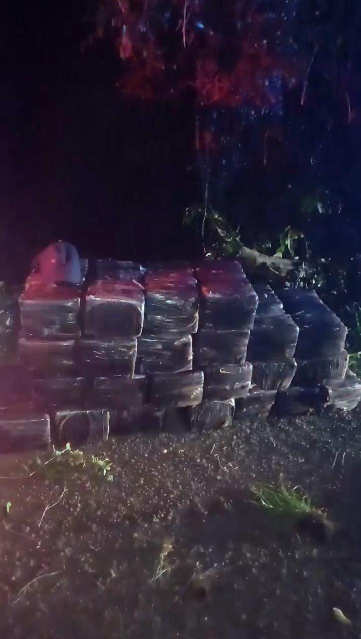 Na tarde desta terça-feira (27), a Polícia Rodoviária Federal apreendeu mais de 400 quilos de maconha que estavam em um caminhão.