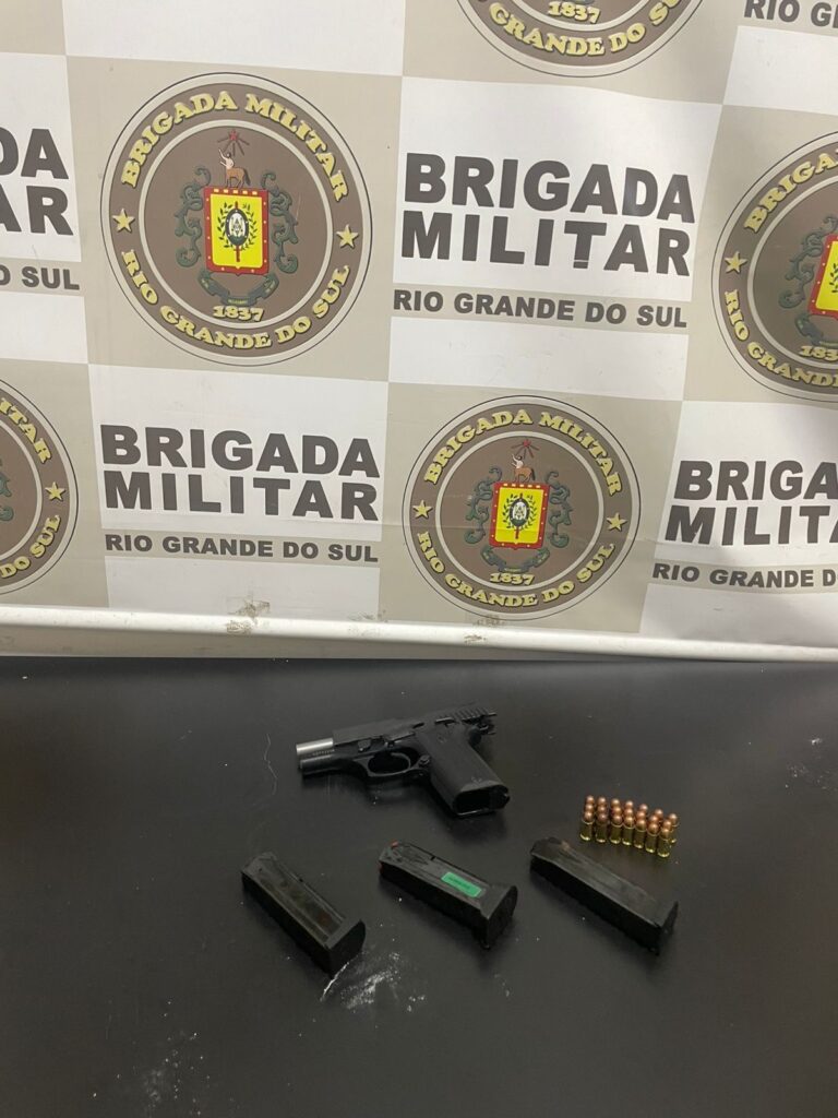 Na madrugada deste domingo, a Brigada Militar, por meio do 3⁰ RPMon, prendeu um homem por violência doméstica e posse ilegal de arma de fogo