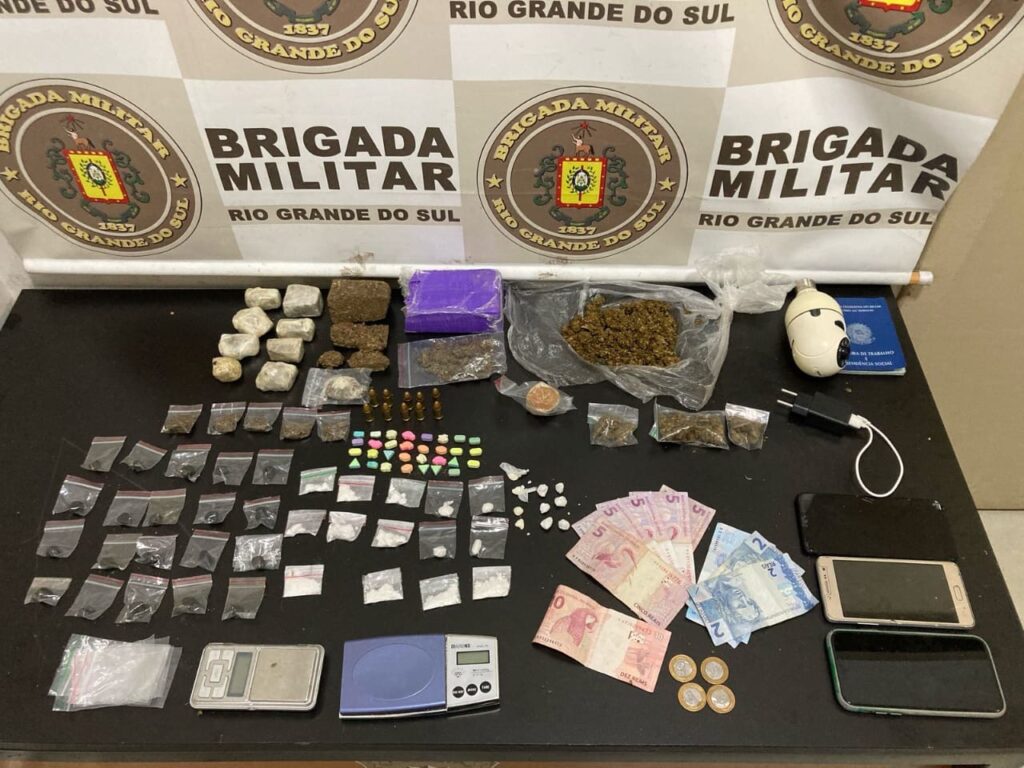 Brigada Militar prende, através do 3º BPChq, prendeu um homem por tráfico de drogas durante patrulhamento tático motorizado em Passo Fundo